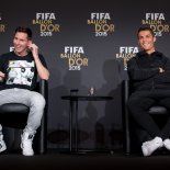 Messi y Ronaldo concentran las votaciones del público para BOAT, el nuevo premio del Balón de Oro. Messi y Ronaldo concentran las votaciones del público para BOAT, el nuevo premio del Balón de Oro.