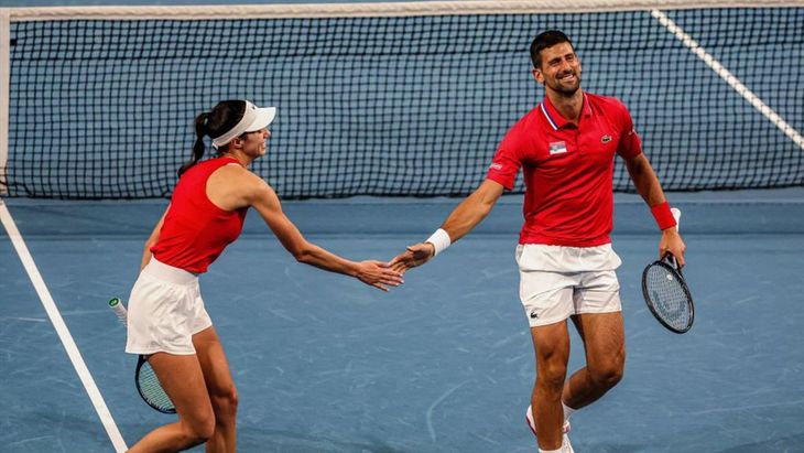 La pareja serbio Novac Djokovic con Olga Danilovik jugando en la United Cup.
