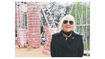 Con la ambición de desactivar los aparatos del poder y el ejercicio constante de la violencia, la artista está allí, junto a su obra, todos los días. Habla con los espectadores y les pide que se unan y se abracen.