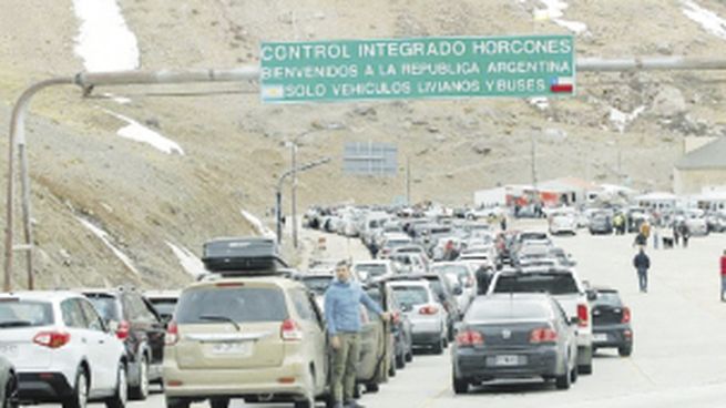 arribo. El salto del dólar blue y la devaluación del oficial llevaron a que se intensificaran los tours de compras en las provincias de frontera. Supermercados, indumentaria y gastronomía, los rubros más demandados.