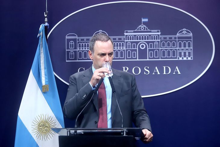 Manuel Adorni anunció el arancelamiento de servicios para extranjeros en su conferencia de prensa matutina.