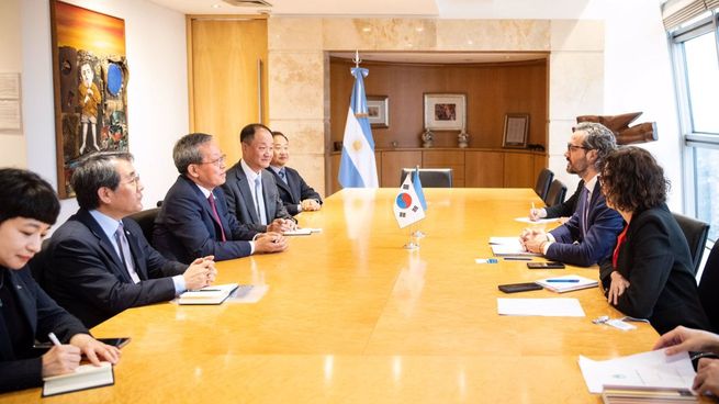 El canciller argentino, Santiago Cafiero, junto a la secretaria de Relaciones Económicas Internacionales, Cecilia Todesca Bocco, y la delegación de Posco conformada por su director representante y presidente, Tak Jeong; el presidente de Posco Argentina, Kim Kwangbok; y su vicepresidente, Chung SungKook.&nbsp;