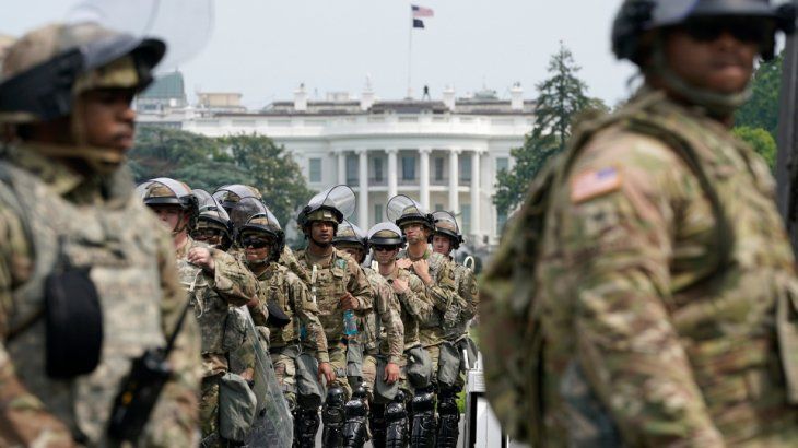El despliegue federal generó un nuevo debate sobre la autonomía política de Washington D.C. y su falta de representación plena en el Congreso.
