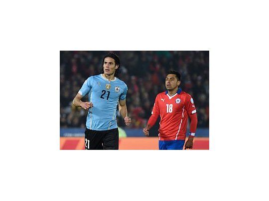 Jara mencionó el accidente del padre de Cavani durante el partido.