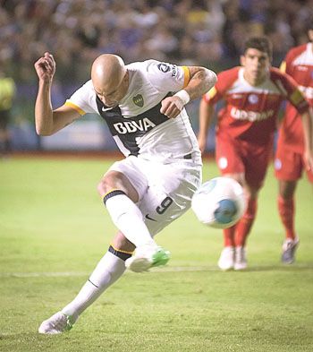 Santiago Silva y su forma muy particular de ejecutar el penal. La mueca forzada y el remate hacia arriba. Fue el gol de Boca, que empató en su cancha conaArgentinos Juniors.