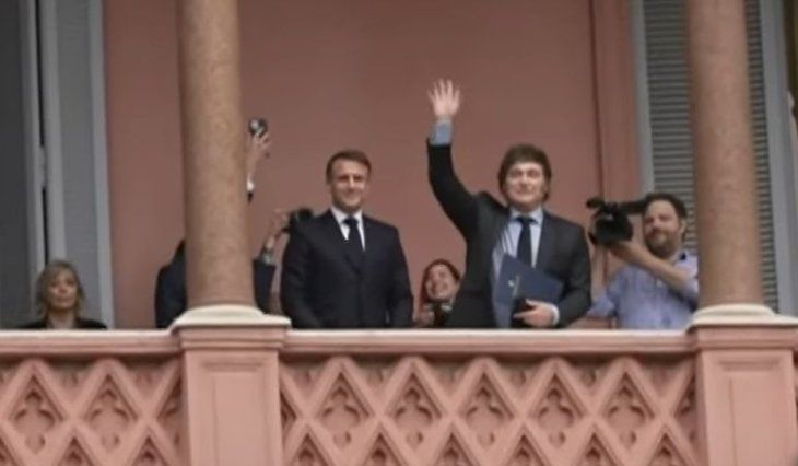 captura milei macron balcon casa rosada.jpg