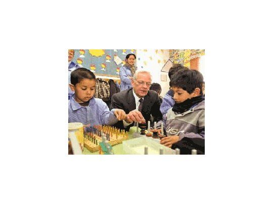 Entre sus múltiples actividades de ayer, Paul O’Neill se hizo un momento para jugar con niños de un comedor infantil de Merlo.