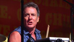 Hirst falleció a sus 70 años tras luchar contra un cáncer de páncreas. Hirst falleció a sus 70 años tras luchar contra un cáncer de páncreas.