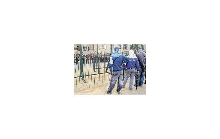 ámbito.com | Manifestantes de izquierda pidieron ayer por la libertad de los detenidos por la agresión antisemita del domingo. Muchos estaban con capuchas y palos.