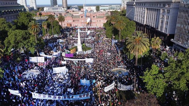 El escenario estará instalado en el centro de la plaza, de espaldas a la Casa Rosada, todo un símbolo.&nbsp;