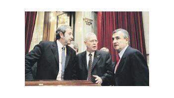 ámbito.com | Siempre en el medio: Juan José Canals en una sesión del Senado entre Julio Cobos y Gerardo Morales.