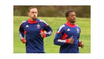 Frank Ribery y Patrice Evra regresaron a la selección de fútbol francesa tras los problemas que tuvieron en el último mundial de Sudáfrica 2010.