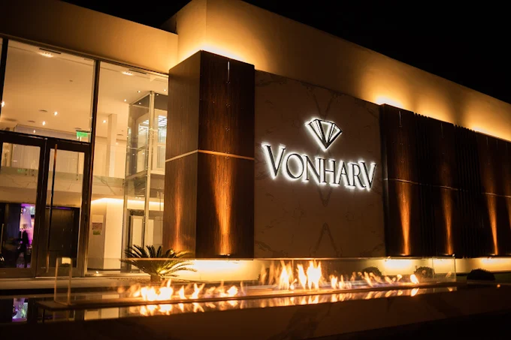 El salón Vonharv será el búnker donde La Libertad Avanza espera celebrar una victoria histórica contra el peronismo. El salón Vonharv será el búnker donde La Libertad Avanza espera celebrar una victoria histórica contra el peronismo.