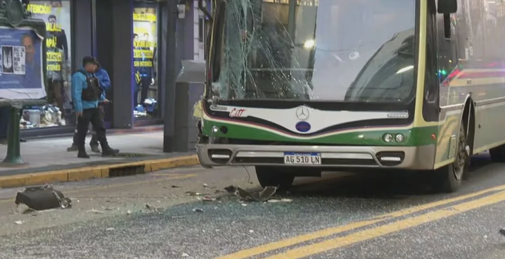 Así quedó uno de los colectivos tras el siniestro.
