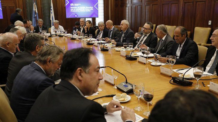 El ministro de Desarrollo Productivo, Matías Kulfas, junto al directorio de la UIA.