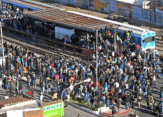 Graves incidentes en Castelar y Merlo por demoras con los trenes (foto 2)