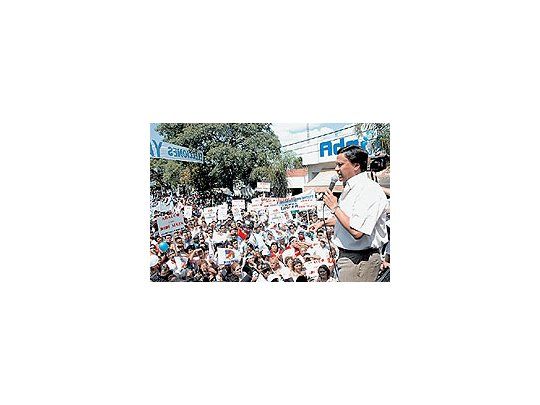 «La reformaestá orientadacontra mifigura», evaluóel gobernadorante cientosde militantesque seconcentraronen la sede delPJ riojano.