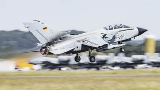 ACCIÓN. Un avión ECR Tornado de la Fuerza Aérea alemana despega en el aeropuerto militar de Jagel. Ese país es la sede de los mayores ejercicios áreos jamás realizados por la OTAN.