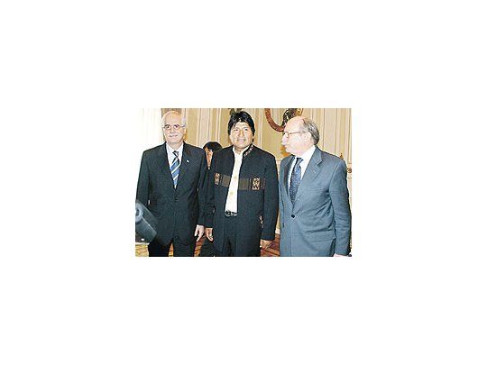El presidente de Bolivia, Evo Morales, posa junto al canciller argentino, Jorge Taiana, y el vicecanciller de Colombia, Camilo Reyes. Otro intento para aliviar la crisis política en aquel país.
