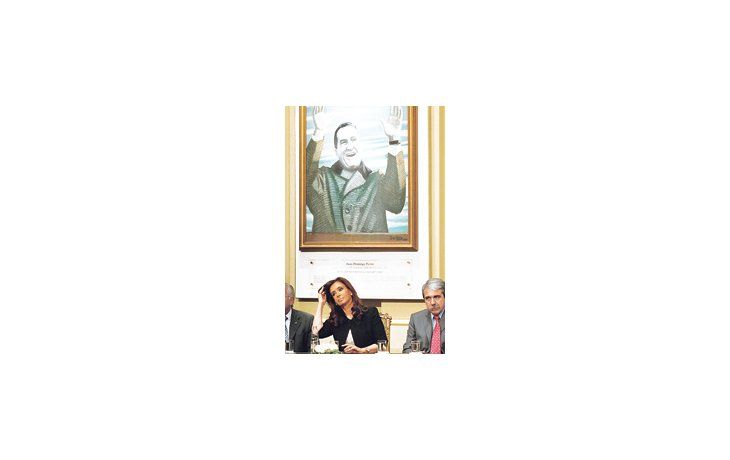 ámbito.com | Cristina de Kirchner junto a Aníbal Fernández y bajo el retrato de Juan Perón en el acto sobre Papel Prensa en Casa de Gobierno.