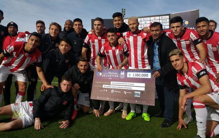 estudiantes tuvo mas oficio y experiencia y se metio en octavos