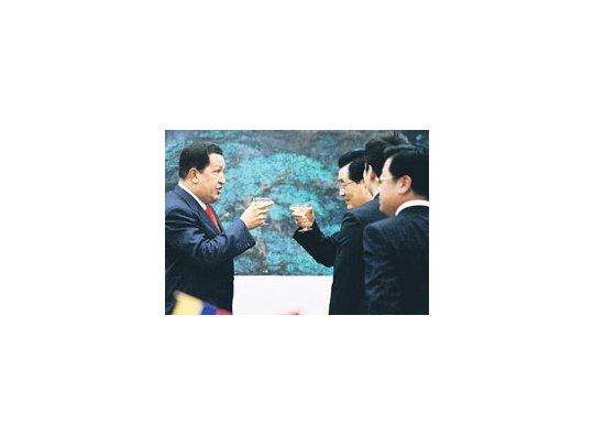 Hugo Chávez y Hu Jintao, presidentes de Venezuela y China. Firmaron ayer importantesacuerdos petroleros y (presuntamente) armamentistas, pero Pekín quitó todo contenidopolítico a la cumbre.