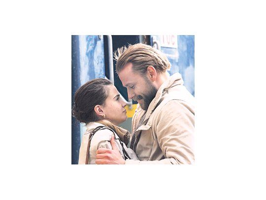 Celeste Cid y Max Riemelt, la pareja de «El amigo alemán»: una historia que pesa demasiado sobre el presente.