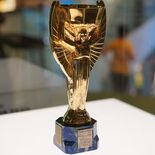 El trofeo Jules Rimet, en conmemoración al presidente de la FIFA que cumplía 25 años en el cargo. El trofeo Jules Rimet, en conmemoración al presidente de la FIFA que cumplía 25 años en el cargo.