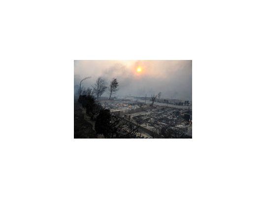 El gobernador de California, Arnold Schwarzenegger, indicó que continúa el estado de emergencia ante el avance del fuego