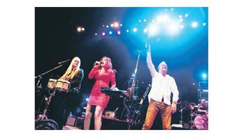 Esta vez The B-52’s llegó al país con su gira “Greatest Hits Tour” que, fiel a su nombre, bombardeó a sus fans con todos sus mejores temas, desde el contundente inicio con “Planet Claire”, que puso de pie al Luna Park colmado.