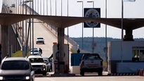Colas eternas de uruguayos cruzando las fronteras para comprar.