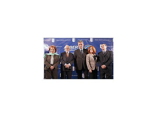 Los candidatos Irma Roy, Alieto Guadagni, Alberto Rodríguez Saá, Teresa González y el interventor del PJ Carlos Dellepiane.