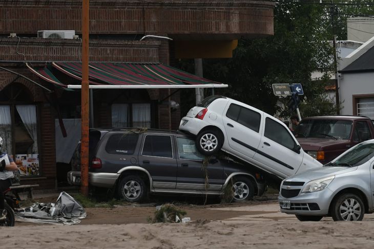 A través de emergenciabahia.com quienes “hayan perdido vehículos, podrán solicitar la remoción hacia un domicilio específico o bien, habrá un playón para ubicar los autos afectados por el temporal”. A través de emergenciabahia.com quienes “hayan perdido vehículos, podrán solicitar la remoción hacia un domicilio específico o bien, habrá un playón para ubicar los autos afectados por el temporal”.