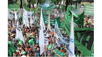 Los trabajadores se concentraron en la bajada de la Autopista La Plata y marcharon hacia la Legislatura provincial