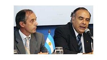 El secretario de Deportes de la Nación,  Claudio Morresi junto al Ministro de Deporte uruguayo, Héctor Lescano.