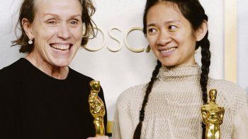 Nomadland. Frances McDormand y Chloé Zhao, con sus estatuillas.