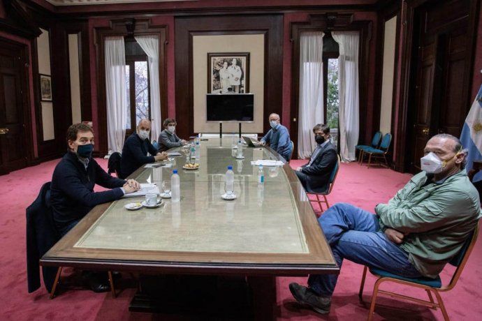 Kicillof y Larreta, junto a los ministros de Salud, el vicejefe porteño y el secretario de seguridad bonaerense.