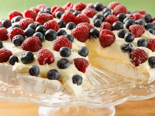 La torta Pavlova con frutos rojos, una delicia para compartir el D&iacute;a de la Madre.