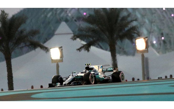 Bottas se quedó con la última pole del año