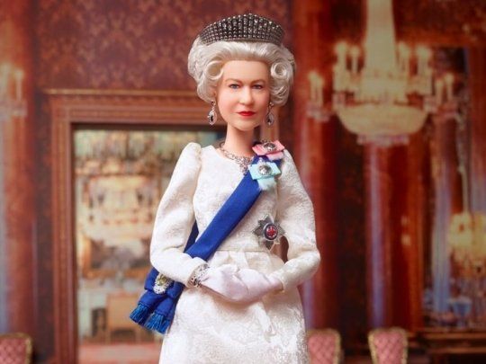 Lanzan una Barbie de la Reina Isabel en honor a su cumpleaños número 96.