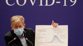 Un funcionario de la Organizaci&oacute;n Mundial de la Salud (OMS) explica la evoluci&oacute;n del coronavirus durante una visita a China.