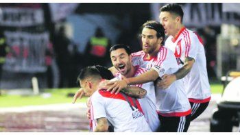 El tren de la alegría. Tapado por sus compañeros está Enzo Pérez, autor del gol y entre ellos se destaca Ignacio Scocco que marcó cinco.