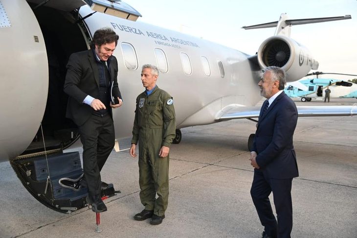 Alfredo Cornejo recibiendo a Javier Milei, durante la visita que el Presidente realizó a Mendoza a principios de mes.