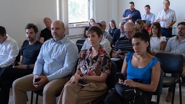 La ministra Jimena Latorre y su equipo participaron de la apertura de sobres para la licitaci&oacute;n de las obras energ&eacute;ticas.&nbsp;