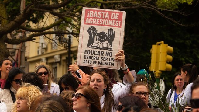 Los maestros y profesores de Montevideo realizan este lunes un paro de actividades por 24 horas.