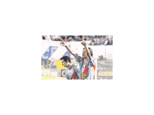 Mauro Óbolo grita con todo su gol. Arsenal se recuperó con una goleada en Mendoza.