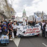 Los jubilados, en procesión por la Plaza Congreso. Los jubilados, en procesión por la Plaza Congreso.