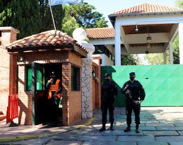 Investigan el presunto suicidio de un soldado den la quinta de Olivos. Investigan el presunto suicidio de un soldado den la quinta de Olivos.