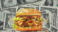 El Índice Big Mac reflejó al peso uruguayo como la segunda moneda más sobrevaluada a nivel mundial.