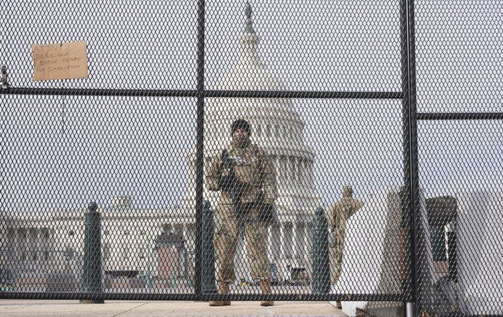 EN ALERTA. Efectivos de la Guardia Nacional controlan las inmediaciones del Congreso en Washington DC y otros objetivos sensibles ante la jura de Joe Biden de este miércoles.